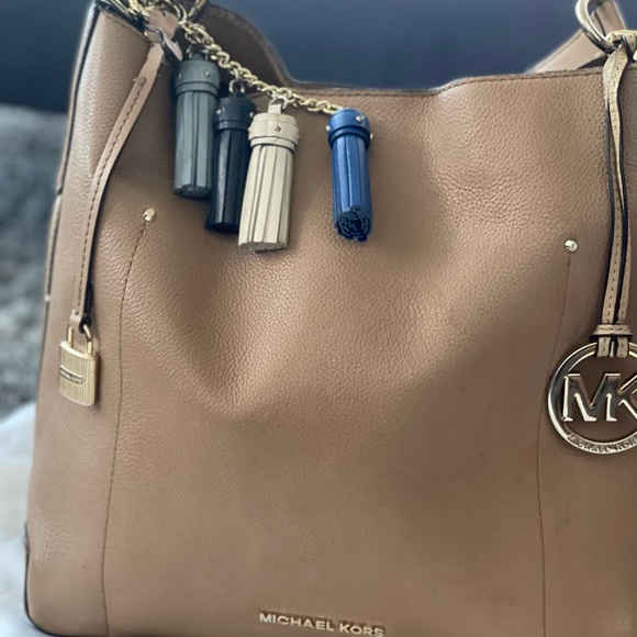 Michael kors hand bag - Picture 5 of 9